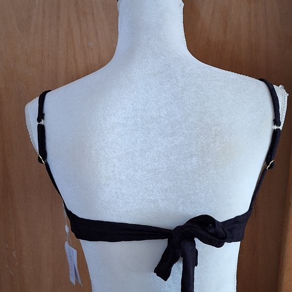 NWT- Trina Turk Breeze Twist Black Textured Bandeau Bathing Suit Top Size 4 - Picture 6 of 10